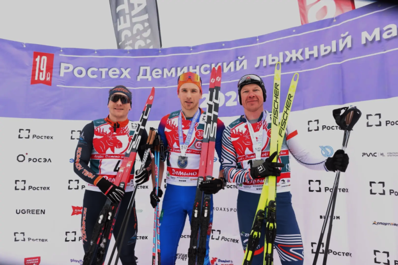 Андрей Алипкин — крайний слева